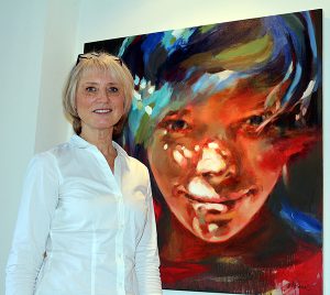 Brian Baker/Town Crier BRUSHSTROKES ON THE WALL: Forest Hill actor/painter Elizabeth Lennie with her Puck-inspired, award-winning portrait of a boy. Artists, she says, have a “child spirit” within them.