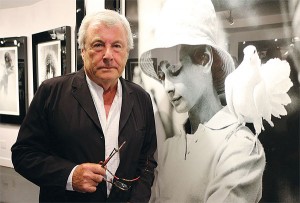BRIAN BAKER/TOWN CRIER MAN BEHIND THE LENS: Photographer Terry O’Neill stands beside his famous portrait of actress Audrey Hepburn during his recent exhibit at Yorkville’s Izzy Gallery. O’Neill has shot pop culture figures like the Beatles, the Rolling Stones and Muhammad Ali.
